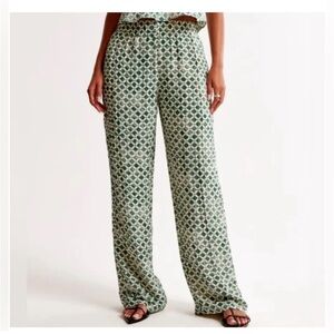 Abercrombie & Fitch crinkle Textured Pull-On Wide
Leg Pant green pattern medium